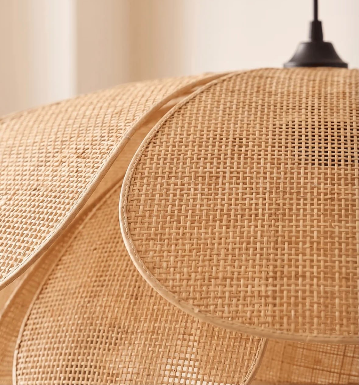 Liora – Suspension florale en rotin tissé