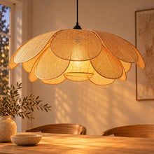 Liora – Suspension florale en rotin tissé