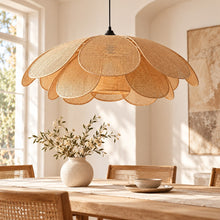 Liora – Suspension florale en rotin tissé