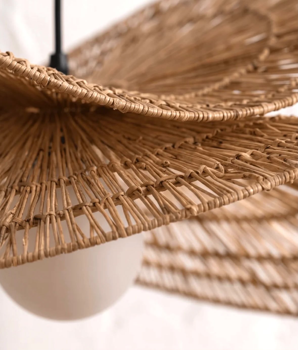 Soléa – Suspension pétales en rotin tressé