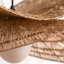Soléa – Suspension pétales en rotin tressé