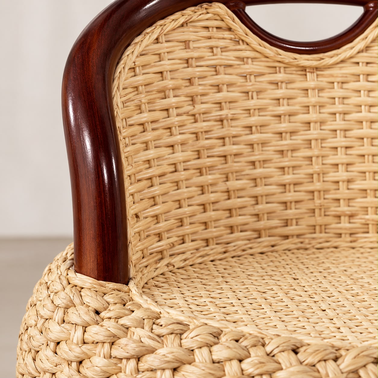 Sienna – Fauteuil bas en rotin brun